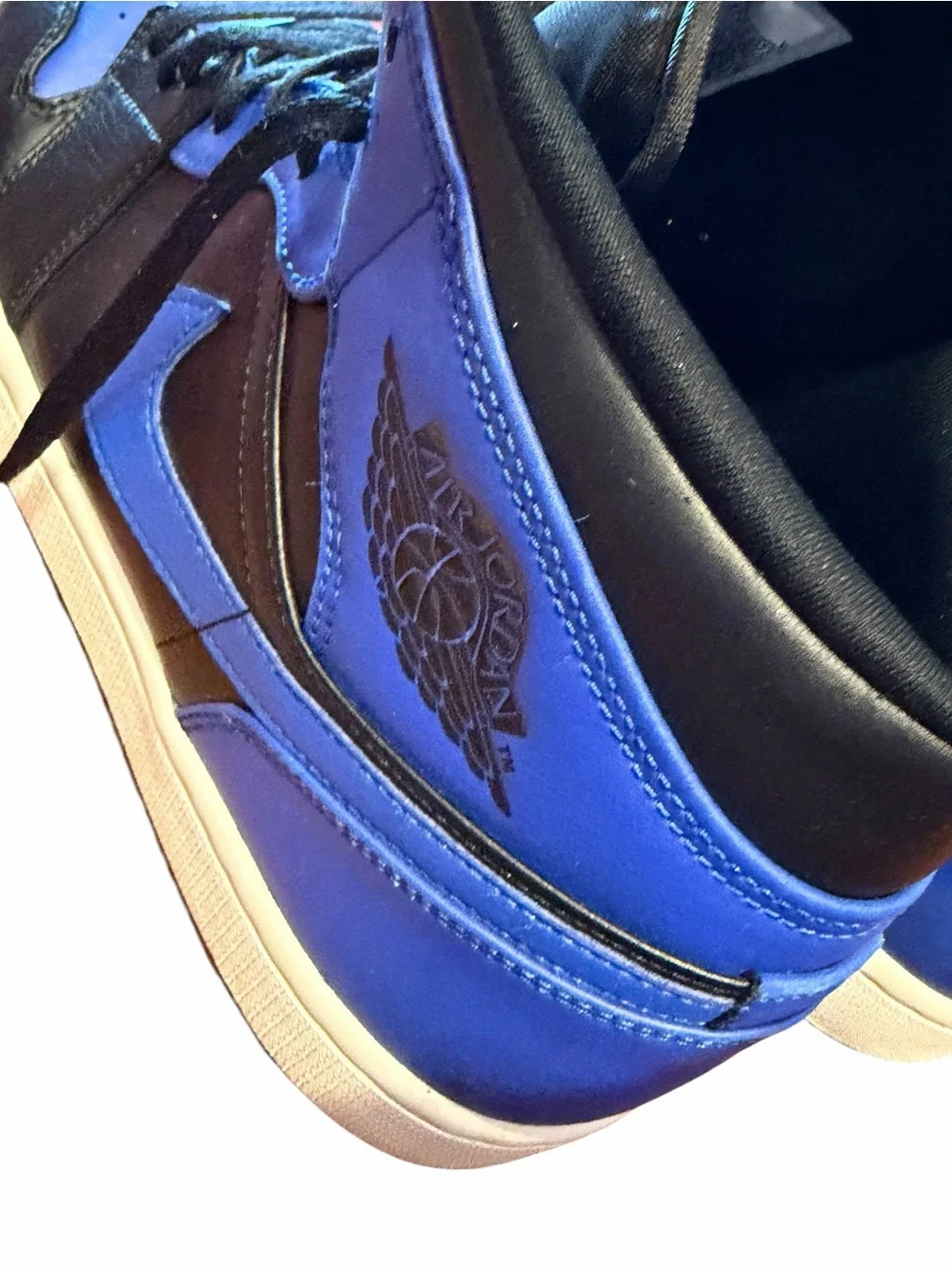 Classic Air Jordan 1 Mid Hyper Royal men’s sneakers